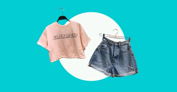 Beskuren Shirt Med Slogan Och Denim Shorts Med Fickor Hängare — Stockfoto