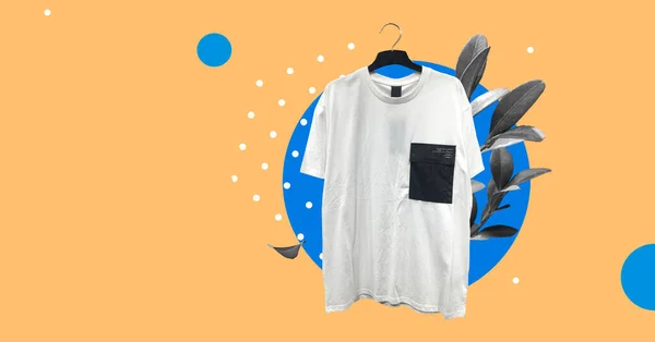 Soyut renkli arka planda izole edilmiş taze bitkilerle dolu bir askıda bulunan sıradan beyaz bir tişört. Kıyafet kompozisyonu. Kolaj kıyafetleri satışı afişi. Moda konsepti. Yaz Satışı