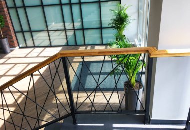 Tesisleri ve cam duvarları olan modern ofis binasının boş salonu. Modern giriş odasının içi. Akşam güneşli ofis odası. Güneşli, aydınlık Açık Planlama Ofisinde dinlenme alanı