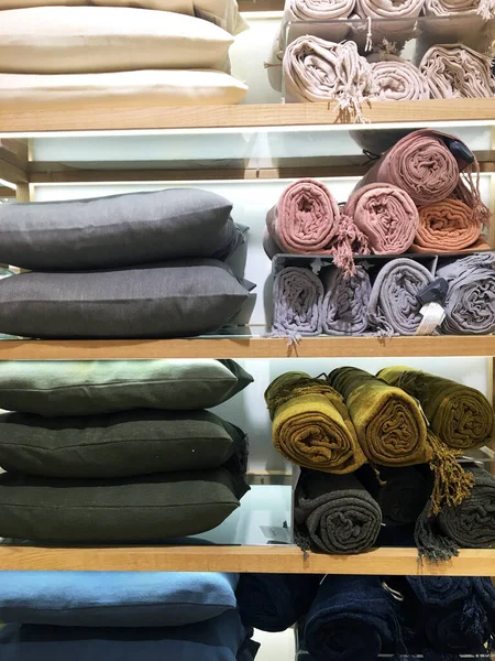 Składane Ręczniki Drewnianych Półkach Starannie Złożone Ubrania Rack Ubrań Ciepłym — Zdjęcie stockowe