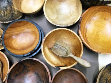 Beyaz keten kumaşa boş ahşap kase. Yıpranmış arka planda ahşap kasenin üst görüntüsü. Ahşap boş kasenin üst görüntüsünü kapat. Yuvarlak tahta kase.