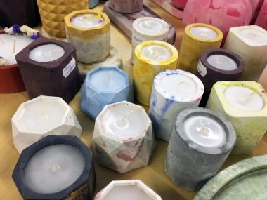Dekoratif çiçekli mini seramik mum tutacakları. Ev dekorasyonu geometrik tutucular doğal taş tepsiler. Beton bir mum tutacağında Aroma mumu. Kapatın. Çimento Altıgen Tutucu. Modern