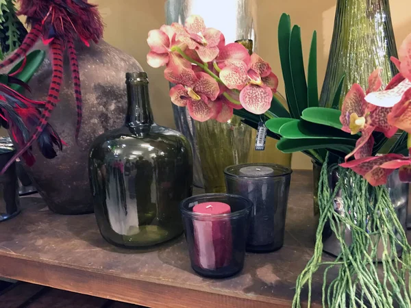 Vas Kaca Dan Gelas Dengan Lilin Atas Meja Kayu Anggrek — Stok Foto
