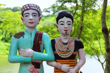 Bandarban'da Doğa ile Yerel Parkta Karı Koca Heykeli