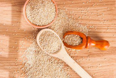 Ahşap arka plan üzerinde beyaz quinoa