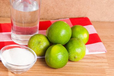 antika ahşap masa üzerinde taze limon