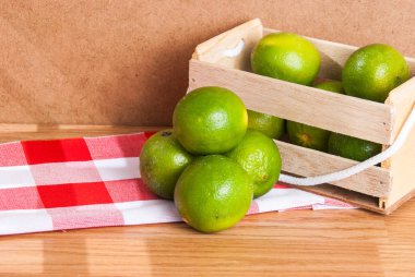 antika ahşap masa üzerinde taze limon