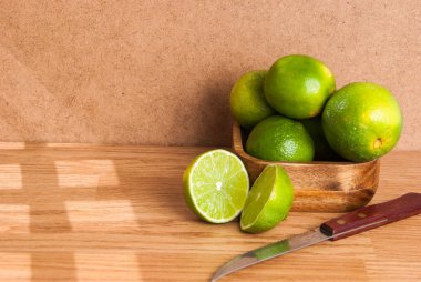 antika ahşap masa üzerinde taze limon