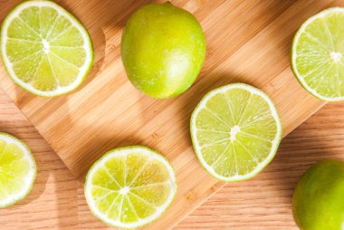 antika ahşap masa üzerinde taze limon