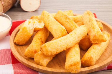 Fried manyok ahşap arka planda