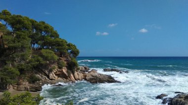 Güneşli bir günde denizde dalgalar