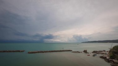 Timelapse şaşırtıcı Adriyatik Denizi ve tarihi kasaba Vieste, Foggia eyaletinde, İtalya
