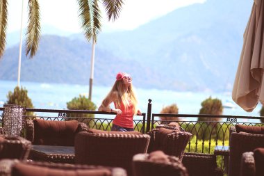 Tatil beldesinde oturan güzel kız