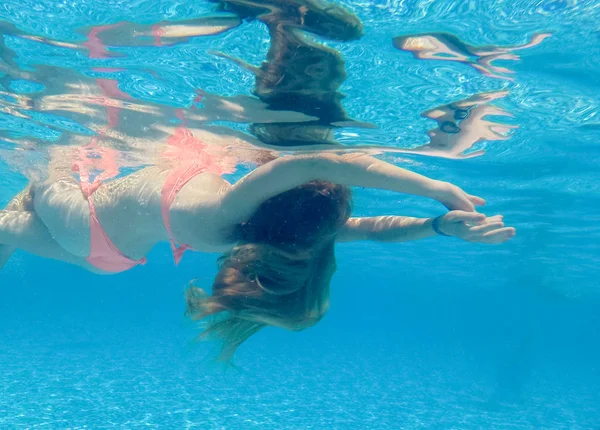 Belle Fille Nage Sous Eau Dans Piscine — Photo