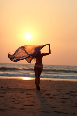 günbatımı okyanus kız şal