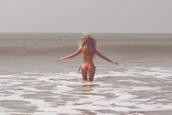 Girl Goes Swimming Ocean — Stock Photo, Image