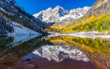 Maroon Bells 'de kış ve sonbahar yeşillikleri, gardiyan.
