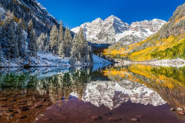 Maroon Bells, Aspen, CO 'da kış ve sonbahar yeşillikleri.