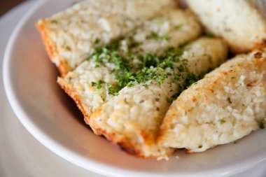 Kafede lezzetli sarımsaklı ekmek