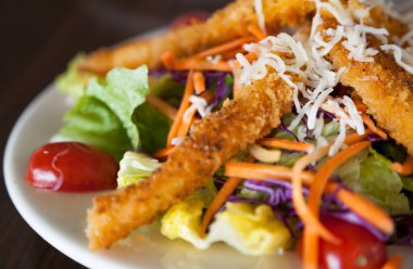 Kızarmış yengeç çubuğuyla taze salata.