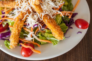 Kızarmış yengeç çubuğuyla taze salata.