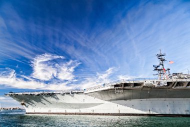 USS Midway uçak gemisi müzesi güzel gökyüzünde, San Diego körfezi, Kaliforniya, ABD