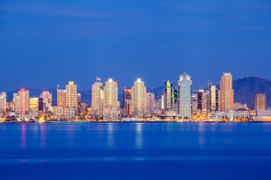 Güzel San Diego şehri, Kaliforniya, ABD 'de gece ufuk çizgisi.