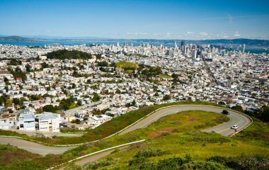 San Francisco şehrinin silueti ikiz tepenin üstünden, Kaliforniya, ABD