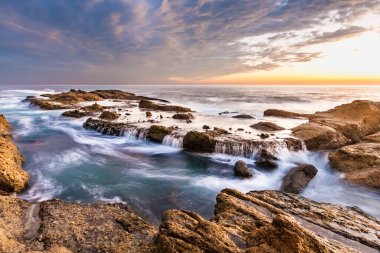Orange County, ABD 'de gün batımında güzel bir güney Kaliforniya deniz manzarası