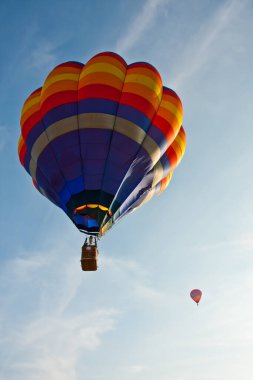 Mavi gökyüzünde renkli sıcak hava balonu