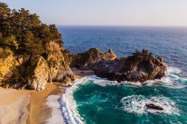 Güzel Mcway gün batımında Kaliforniya, Big Sur sahil şeridine düştü