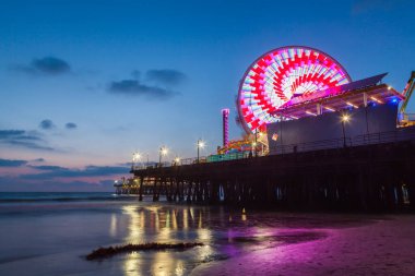 Renkli Santa Monica İskelesi ve güneş battıktan sonra plaj, Kaliforniya