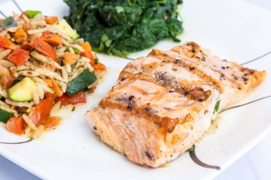 Lezzetli ızgara somon ve meze