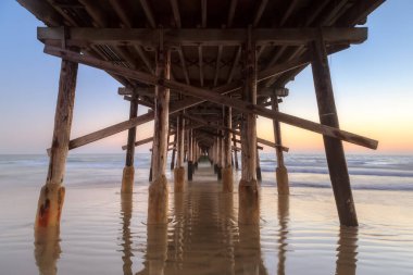 Newport Beach, Kaliforniya 'daki Balboa iskelesi, günbatımında, ABD