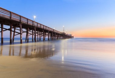 Newport Beach, Kaliforniya 'da gün batımından sonra Balboa Rıhtımı, ABD