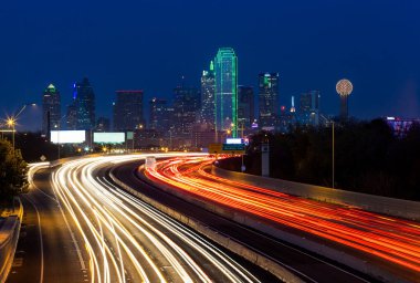 Dallas şehir merkezi gece silueti, Teksas, ABD