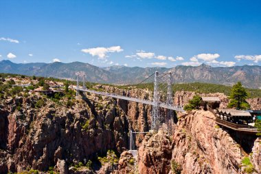 Royal Gorge asma köprüsü güneşli bir günde, Colorado, ABD