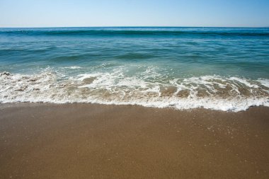 Büyük dalga, Laguna Sahili, Orange County, Kaliforniya, ABD 'de sahile vurdu.