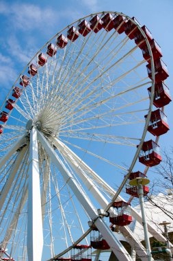 Büyük dönme dolap mavi gökyüzü arka planında eyalet fuarında