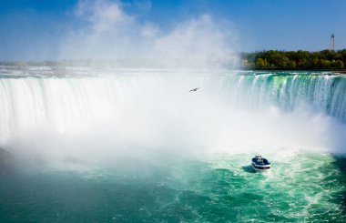 Kanada 'da turist teknesi olan Niagara Şelalesi