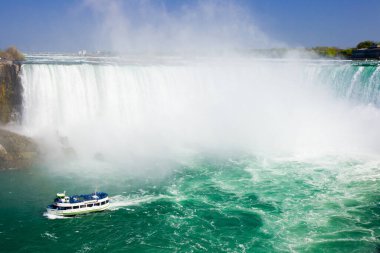 New York, ABD 'deki Niagara Şelalesi' nden turist teknesi geçiyor.