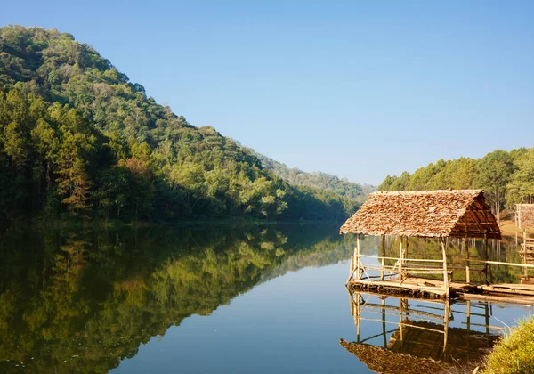 Tayland 'ın kuzeyinde, Mae Hong Son gölünde bir barınak ve dağ.