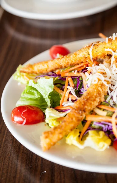 Kızarmış yengeç çubuğuyla taze salata.