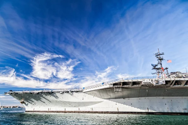 USS Midway uçak gemisi müzesi güzel gökyüzünde, San Diego körfezi, Kaliforniya, ABD