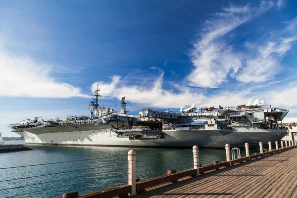USS Midway uçak gemisi müzesi güzel gökyüzünde, San Diego körfezi, Kaliforniya, ABD