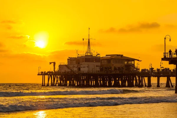 Santa Monica Rıhtımı 'nın günbatımındaki siluet resmi, Kaliforniya