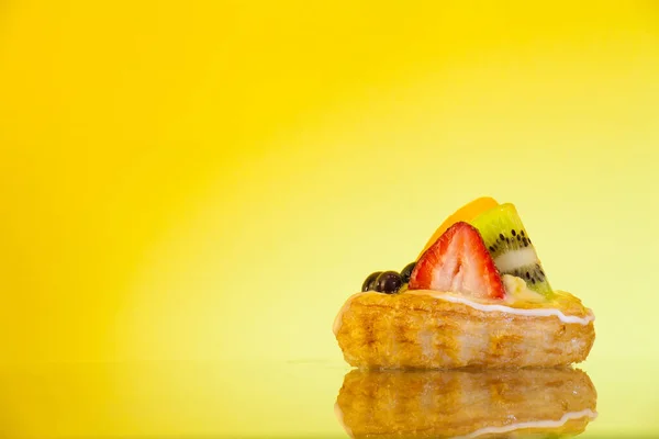 Bunte Fruchttorte Auf Gelbem Hintergrund — Stockfoto