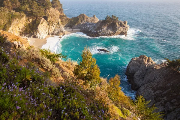 Beautiful Mcway Faller Big Sur Coast Kalifornien Usa Vid Solnedgången — Stockfoto