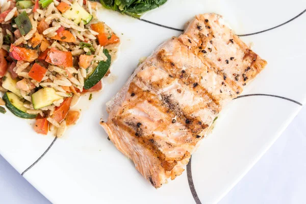 Sağlıklı menü - mezeli lezzetli ızgara somon balığı.