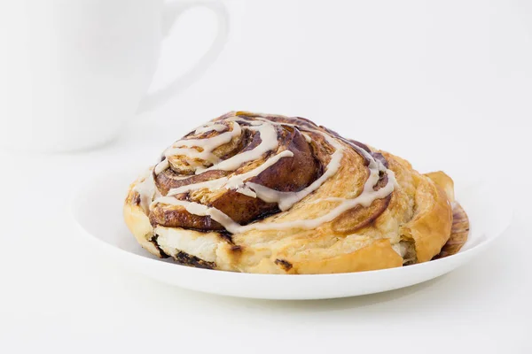 Cinnamon Bun Coffee White Background — Stock Photo, Image